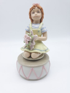 Carillon bimba con mazzo di fiori in ceramica, vendita on line | GIOIELLERIA BRUNI Imperia