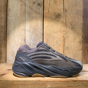 adidas yeezy 700 nere pitonate