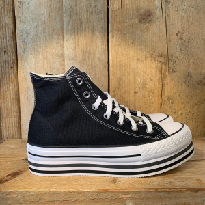 tuta converse con scritta sulla gamba