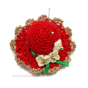 Cappellino puntaspilli natalizio rosso ad uncinetto 7 cm - Handmade in Italy