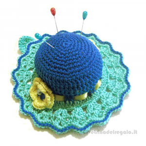 Cappellino puntaspilli blu ed acquamarina ad uncinetto 11.5 cm Handmade - Italy