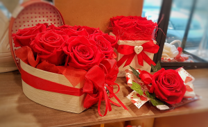 Flower Box con 5 rose stabilizzate