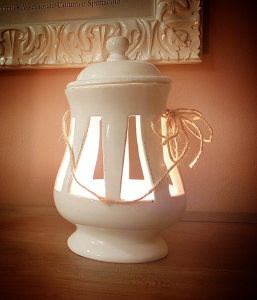 Lanterna ceramica Toscana Montelupo con coperchio bianca