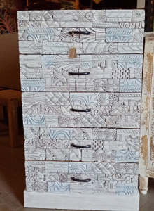 Cassettiera white wash in legno di palissandro con timbrini frontali 