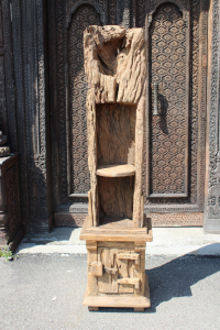 Libreria in legno di teak ricavata da macina