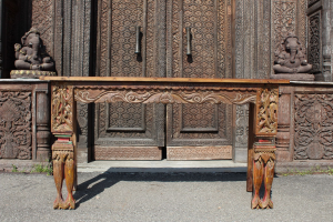 Consolle in legno di teak con gambe intagliate