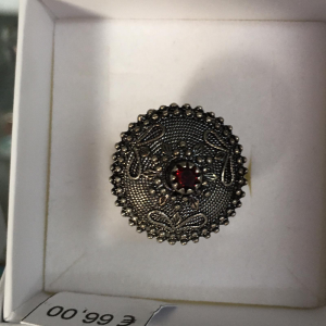 anello in filigrana argento con bottone sardo brunito e pietra rossa misura regolabile