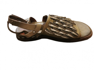 sandalo donna | colore africa | in pelle tamponata | con fascia larga | con dettagli in acciaio anteriori | chiusura alla caviglia | Made in Italy