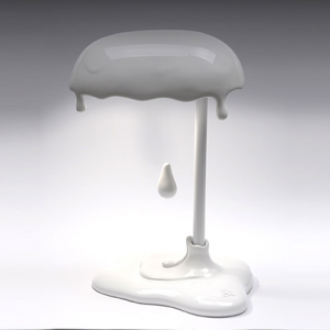 Lampada Led da tavolo Magma in resina bianca lucida decorata a mano Made in Italy