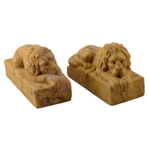 Coppia di leoni fermacarte in marmo Giallo Crema Valencia scolpito a mano