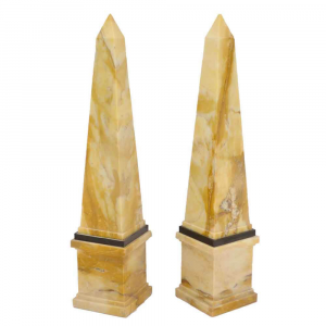 Coppia di obelischi decorativi in marmo Bianco Carrara scolpito a mano
