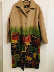 Cappotto donna in lana| colore beige con fantasia geometrica | chiusura con bottoni | made in Italy