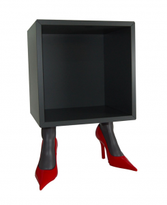 Tavolino comodino color ardesia con base a forma di piedi di donna in resina Made in Italy