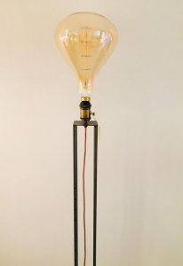 Lampada in ferro artigianale con portalampada color ottone e filo metallico rame