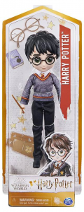 Harry Potter Fashion Doll 20cm Con Bacchetta e Divisa di Hogwarts