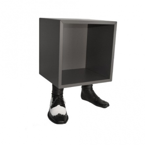 Tavolino comodino color ardesia con base a forma di piedi in resina Made in Italy