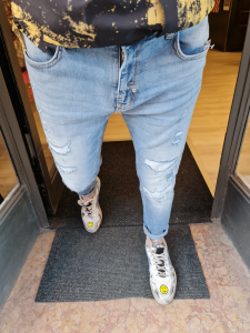 Jeans chiaro con toppe 