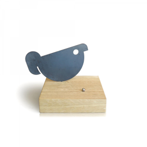 Briefbeschwerer Bird Messenger aus Holz und handgefertigtem Galmei-Eisen