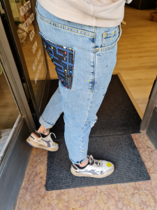 Jeans v2 con schizzi e tasca pacman