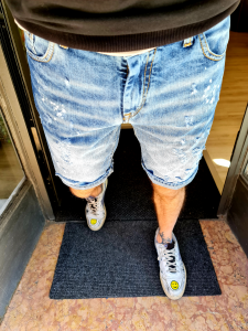 Pantaloncino jeans con macchie 