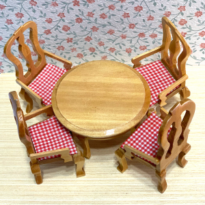Tavolo con quattro sedie in miniatura casa delle bambole