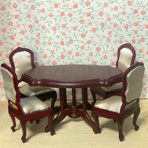 Tavolo con quattro sedie in tessuto in miniatura casa delle bambole