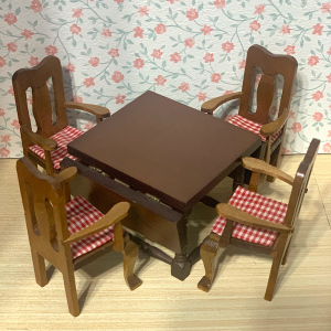 Tavolo allungabile con quattro sedie in miniatura casa delle bambole