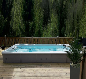 Hot tub with whirlpool and countercurrent swimming Antibes Treesse