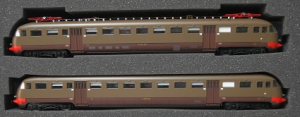 Set di due automotrici elettriche ALe 840 010 + Le 840 014 nella livrea castano/isabella, delle FS ep. III. Illuminazione interna di serie.