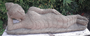 Statua Buddha sdraiato in pietra balinese